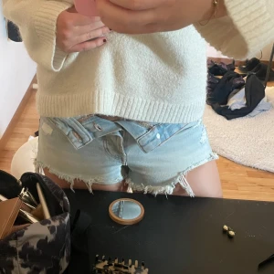 Jeansshorts - Snygga korta shorts som passar perfekt till sommaren. Storlek 36/S. Inte använda då de tyvärr är för små. Hör av er för fler bilder eller för att diskutera pris💕