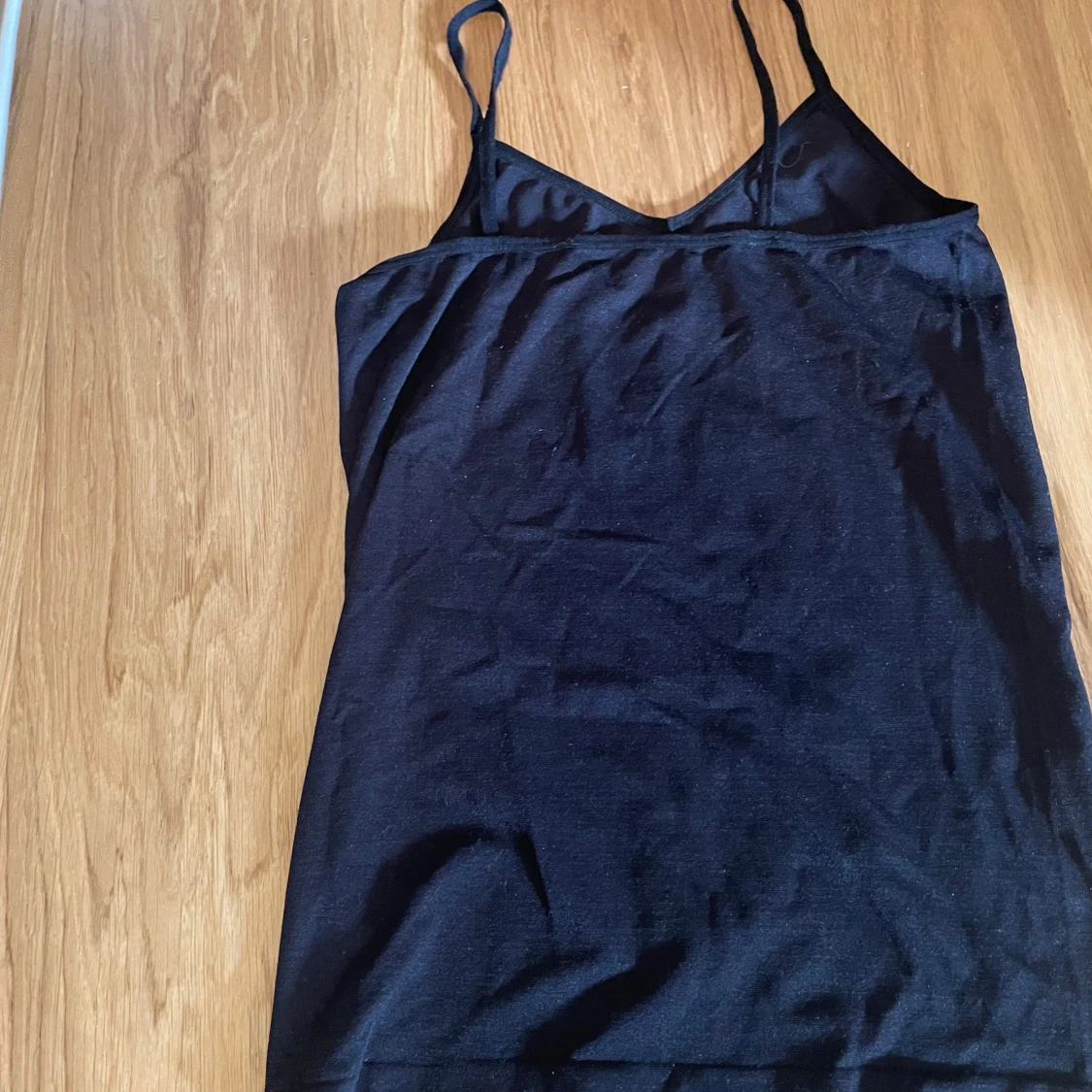 Svart linnetopp med smala axelband - 1