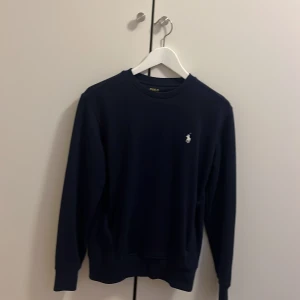 Mörkblå sweatshirt från Polo Ralph Lauren - Tja, säljer nu min blåa polo Ralph lauren tröja. Tröjan är använd några enstaka gånger och knappt använd. Hör av er vid minsta fundering!!!🍾🍾