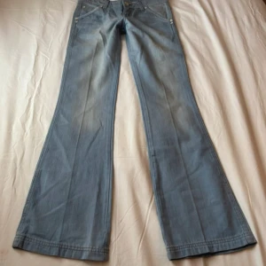 Ljusblå bootcut jeans från Wrangler - Super snygga utsvängda och lågmidjade jaesn från Wrangler som tyvärr inte passade mej,  nya med  lapp kvar. Midjemått: 37cm, innerbenslängd 82cm 
