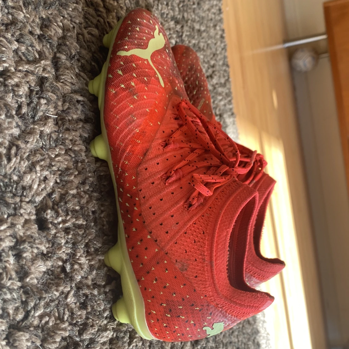 Röda Puma fotbollsskor med snörning - 2