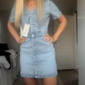 Zara jeansklänning  - Super snygg jeansklänning från Zara, helt ny aldrig använd säljer då den ej passade mig 💕💕pris kan diskuteras vill ha sålt den snabbt  