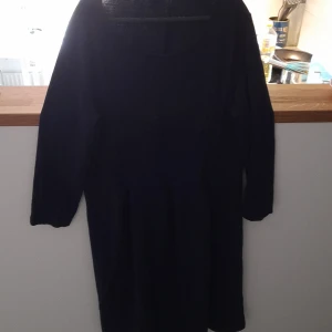 Marinblå långärmad klänning Anna Field - En stilren marinblå klänning från Anna Field med lång ärm och rund halsringning. Klänningen har en klassisk, enkel design som gör den lätt att styla. Perfekt för dig som gillar minimalistiskt mode.