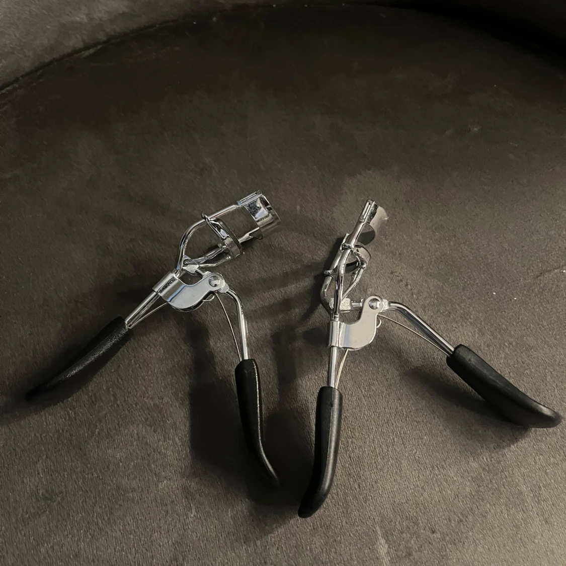 Två ögonfransböjare i metall - 1