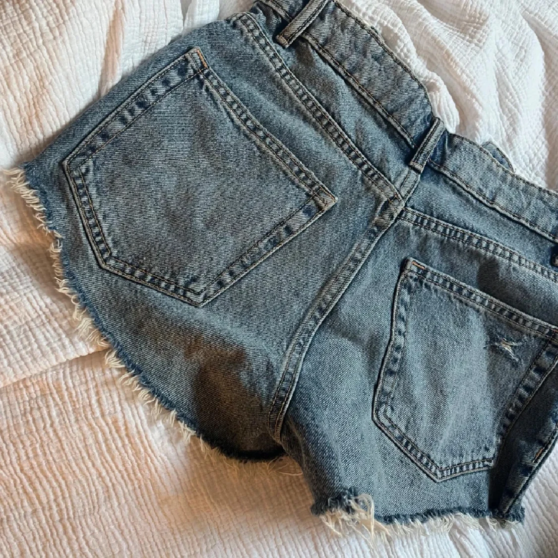 Blå jeansshorts med fransar från Zara - 1