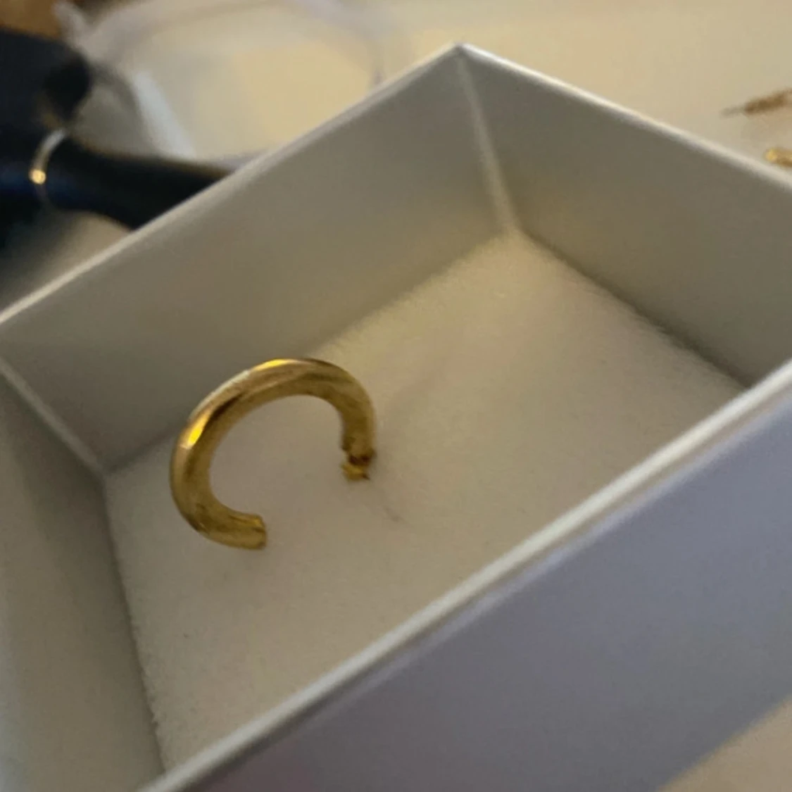 Chunky guldiga hoops örhängen - 1