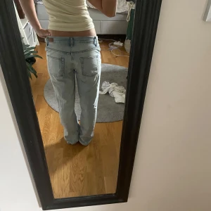 Jeans - Säljer dessa ljusblåa jeans med raka ben ifrån Subdued. Jätte bekväma men passade inte mig så är därför endast testade aldrig använda. Storleken är 40 men skulle säga att de är S🩷