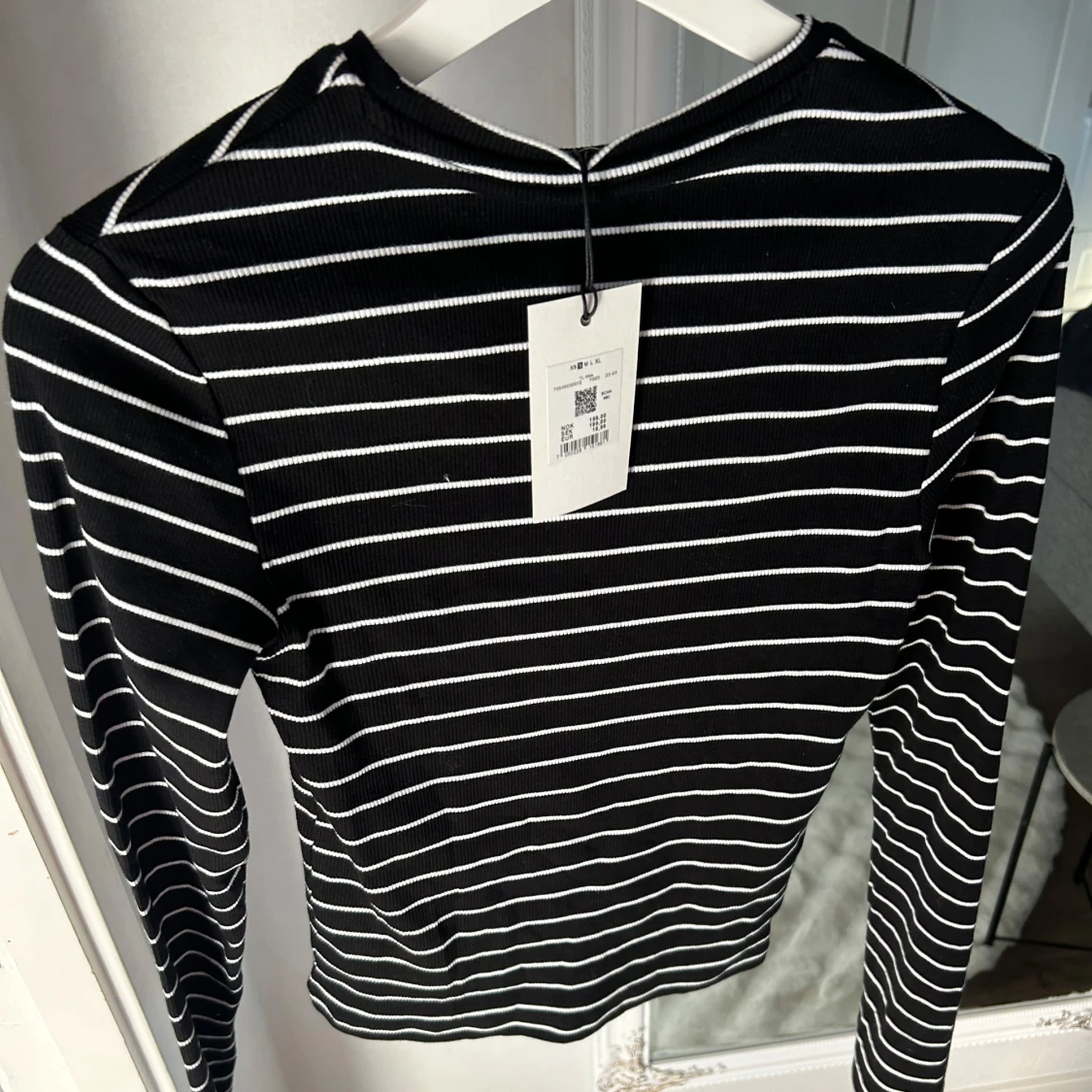 Svartvit randig långärmad tröja - 3