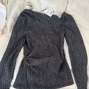 One shoulder tröja - Slutsåld one shoulder tröja från Zara!! Aldrig använd, prislapp kvar 💙