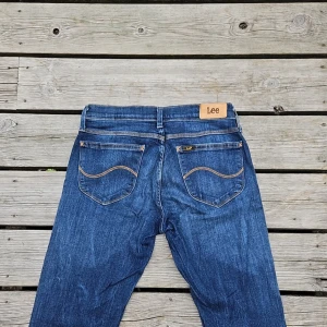 Lee jeans - Mörkblå lågmidjade Lee jeans – helt nya!   Mycket stretch och är normala i storlek. W27 L31 Midja: ca 74 cm, Innerbenslängd: ca 76 cm