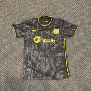 Barcelona fotbollströja - Snygg svart Barca ställ med exklusiva detaljer😄. Dri Fit och fräsch så perfekt för sommarn☀️. Storlek M. Hör av dig för fler frågor🙌