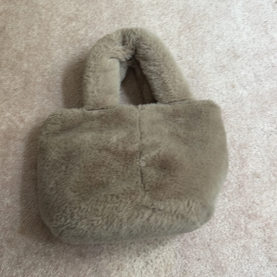 Beige fluffig handväska från C.W. - 2