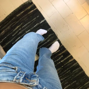 Ljusblå jeans från Gina Tricot, strl 140 - Säljer ett par ljusblå jeans från Gina Tricot i storlek 140. Klassisk femficksmodell med snygga kontrastsömmar. 