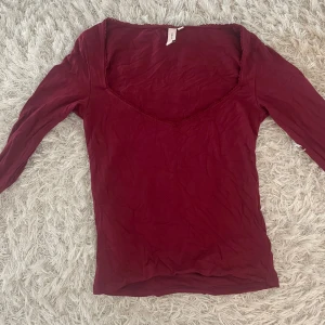 Romance Shape LS Top - Säljer denna tröja från nelly då jag inte använder den längre. Den är använd cirka tre gånger och är fortfarande nytt skick, lite skrynklig på bilderna bara.
