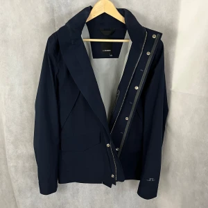 J Lindeberg field  - Riktigt soft j Lindberg field. Jackan är rätt tunn och klarar av vind samt regn strålande. Ungefär nyskick på jackan. Modellen är 185.