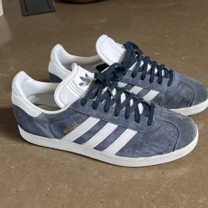 Adidas Gazelle  - Använda i 1 o en halv månad men är i väldigt bra skick utan några defekter. Säljer eftersom de va lite små från början.