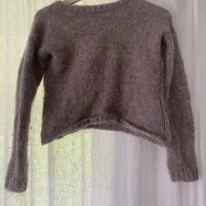 Ljusbrun stickad tröja med lång ärm - Supermjuk och fluffig ljusbrun stickad tröja med lång ärm och enkel rund halsringning. Tröjan har en lite lös passform och är perfekt för lager-på-lager under kyliga dagar. Enkel och stilren design som funkar till allt.