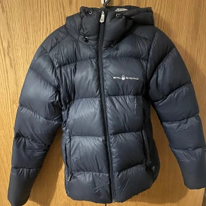 Sail Racing Vinterjacka - Säljer min fina marinblåa sail racing vinterjacka! Den är i nästan perfekt skick då jag varit väldigt rädd om den, så inga defekter osv! Orginalpris på jackan är 4200kr men jag säljer den endast för 1500, men jag kan absolut pruta lite! Jackan är i storlek S och sitter perfekt på mig som vanligtvis har storlek XS-S! På bild 3 så ser man den marinblåa färgen tydligare, kontakta mig gärna om frågor!!💕💕