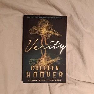 Verity - En populär bok som är otroligt spännande. Den har fått skada på baksidan men annars är den i väldigt bra skick.