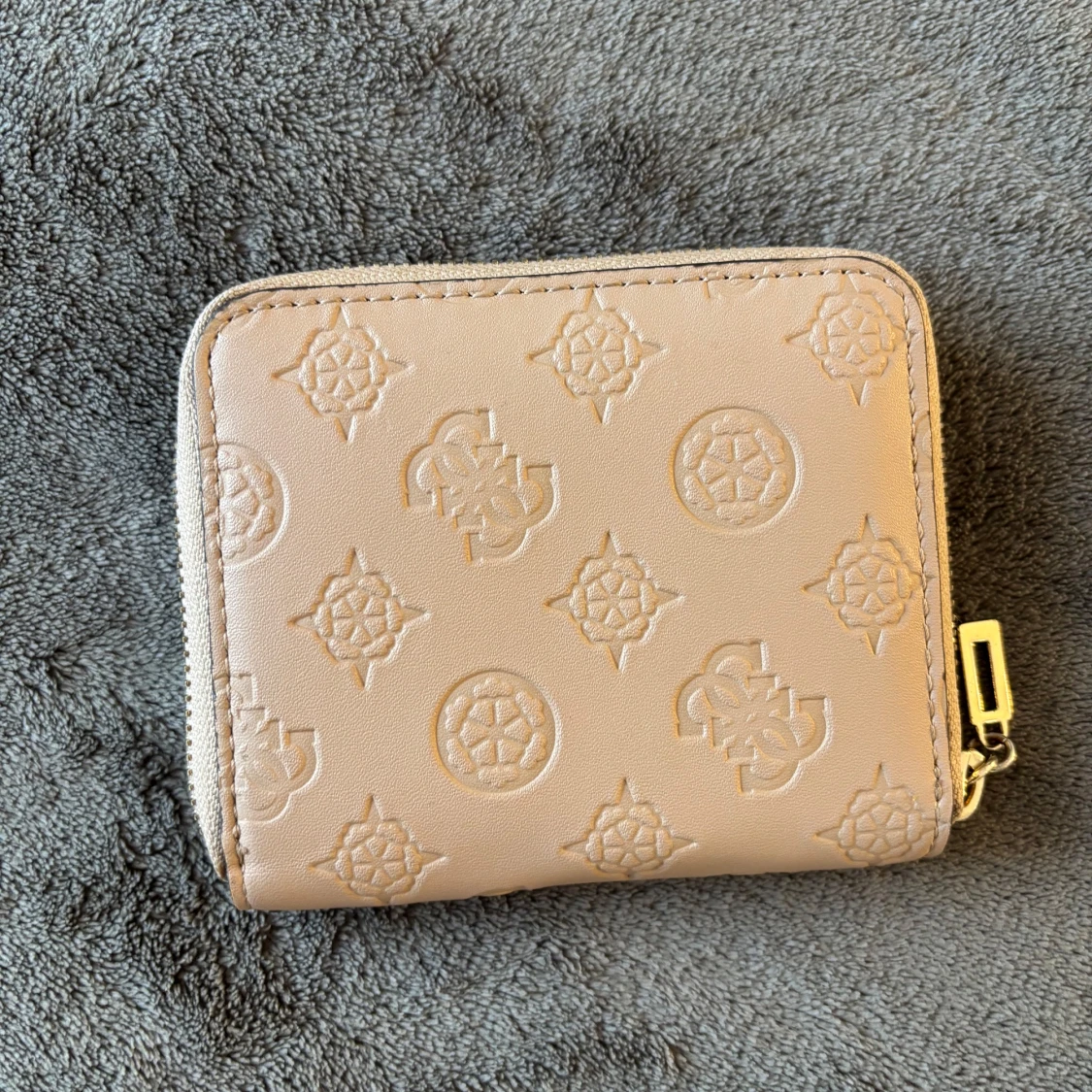 Beige plånbok från Guess med guldiga detaljer - 1