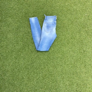 Ljusblå tiger of Sweden 27/30 - Säljer ett par ljusblå i storlek 27/30. Ena öglan där man för igenom bältet som man ser på bild 4 men inget annat. Säljer dessa billigt redan men pris kan diskuteras. Hör av dig gällande frågor!