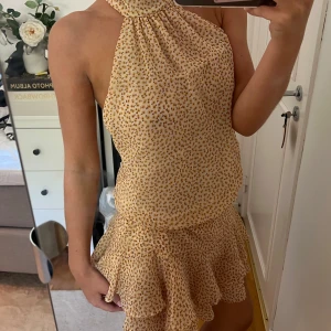 Klänning - En så så fin volang klänning💛💛🧡🧡 köpt för 400kr😽