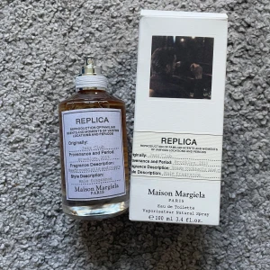 Maison Margiela – Jazz Club  - Maison Margiela – Jazz Club (100 ml) 🥂🎷 En av de mest populära dofterna från Maison Margiela! Jazz Club är en sensuell och elegant unisexparfym med varma noter av rom, tobak, vanilj och läder – perfekt för kvällar och speciella tillfällen ✨🔥  • Storlek: 100 ml • Skick: Oanvänd, i originalförpackning • Nypris: ca 1500 kr 💸  💡 Köpt från privatperson. Tidigare ägare visade kvitto och sa att den är äkta, men jag kan inte garantera det till 100 % – därav det låga priset.   Antagligen ej äkta