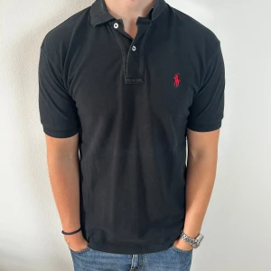 Ralph lauren piké | S - Svart Ralph Lauren piké | fint skick | äldre modell, tröjan är något längre baktill | modellen är ca 180 | hör av dig om du har funderingar🙌