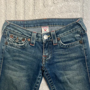 True Religions jeans - Ett  par jeans från True Religion. De är storlek W26 och är bootcut. Köpte de secondhand och därför är de lite sletna. Säljer pga av att jag inte använt de💗