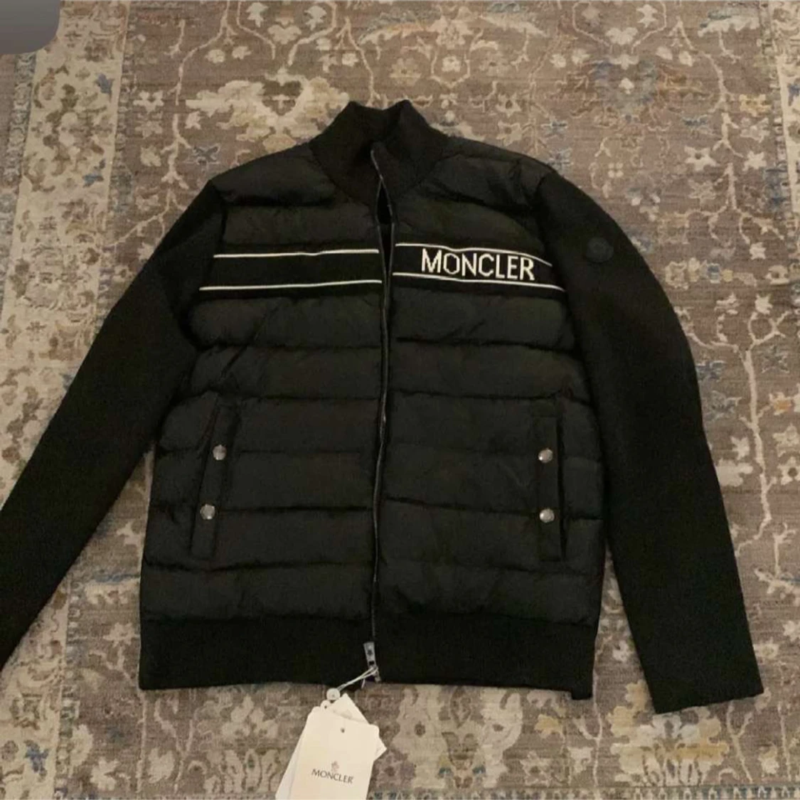 Svart pufferjacka från Moncler