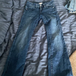 Mörkblå bootcut jeans med detaljer - Säljer snygga blå jeans, från Gina Tricot.