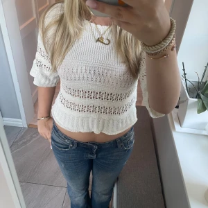 Vit stickad croppad topp - Virkad vit topp. Jättefin till jeans. Oanvänd!
