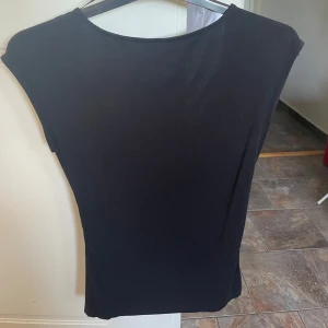 Snygg svart topp - Snygg svart topp med öppen rygg