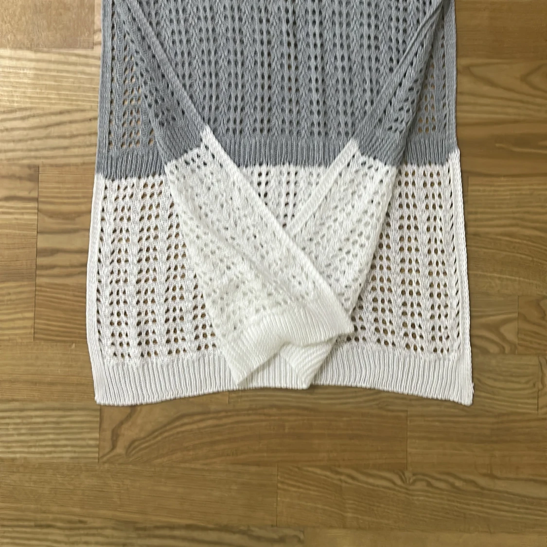 Stickad långklänning i svart, grått och vitt - 1