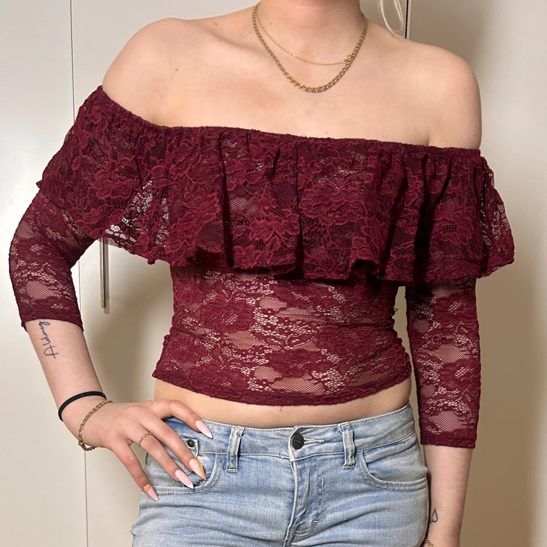 Off shoulder spetstopp med volang vinröd