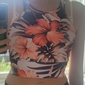 Stronger topp - Fin tränings topp i bra skick men bokstäverna har fallit av. Säljer den för att den är för liten för mig.