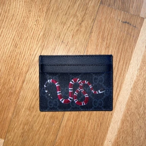 GG  korthållare  - Säljer en  GG plånbok. Helt ny. Fin replika med grym kvalitet. Pris: 600kr. Först till kvarn 