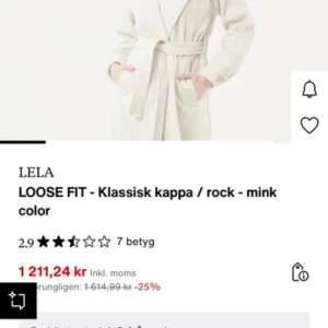 Beige kappa från LELA med bälte - Snygg beige kappa från LELA med loose fit och bälte i midjan. Kappan har stora slag, knappar vid ärmslut och djupa fickor. Perfekt för dig som gillar en stilren och klassisk look. Lång modell som ger en clean vibe.