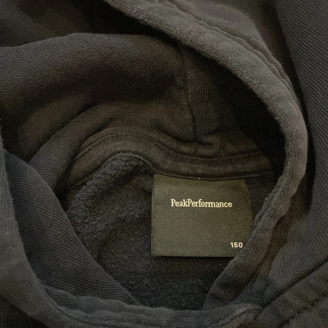 Mörkblå hoodie från Peak Performance - 1