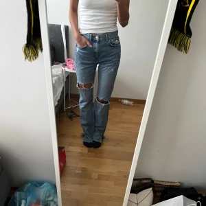 Pull & bear straight jeans med hål - Säljer mina pull & bear jeans med hål och slits på sidan (se sista bilden). Jag är ca 168 cm lång och dem är i storlek 36
