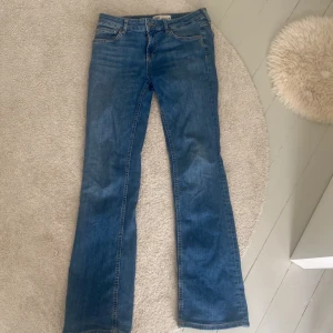 Low waisted bootcut jeans Zara - Säljer dessa snygga blå bootcut jeansen som är low waist. Som ni ser på tredje bilden så är de lite slitna där nere, därav priset. Jag är ca 168 och de sitter perfekt på mig🤗