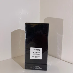 Tom Ford Fucking Fabulous 100ml - Helt ny, oöppnad och i originalförpackning. Fucking Fabulous är en djärv och ikonisk doft som kombinerar kryddiga noter av salvia och lavendel med fylligt läder, tonkaböna och en mjuk vaniljbas. En extravagant och självsäker doft som gör ett starkt intryck – perfekt för dig som vill ha något unikt och oförglömligt.  💎 Nypris: ca 3800 kr 💰 Mitt pris: 2489 kr  Hör av er för fler bilder eller frågor!   Priset kan diskuteras vid snabb och smidig affär 🙌🏽