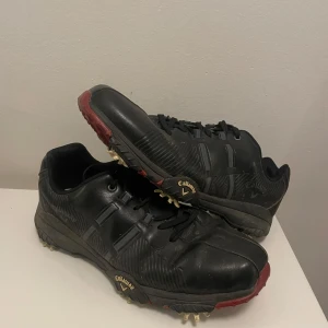Svarta golfskor från Callaway - Svarta golfskor från Callaway med snörning och robust sula med grepp för golfbanan. Är väl använda. Storlek 42