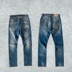 Blå jeans från Nudie Jeans - Säljer ett par snygga, stilrena jeans från nudie jeans. Perfekt passform och stilren look.