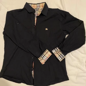 Burberry skjorta - XXL i barnstorlek men passar perfekt för folk mellan 170-176 (XS-S). 