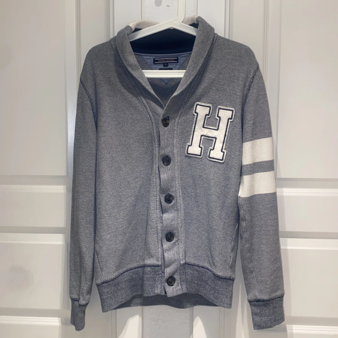 Grå knapp-kofta från Tommy Hilfiger