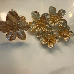 Guldig blomformad ring och örhängen  - En unik guldig blom ring och örhängen. Köpta från by Olivia.💞
