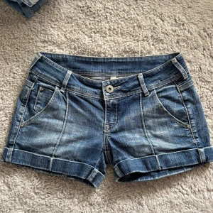 Blå jeansshorts från MNG Jeans - Snygga lågmidjade jeansshorts från MNG Jeans med coola detaljer