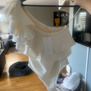 Super fin volang body (HELT NY) - INTRESSKOLL på min skit snygga body ifrån Zara som är helt oanvänd skriv ett pris o hoppas på godkännande köpte för 350kr🥰
