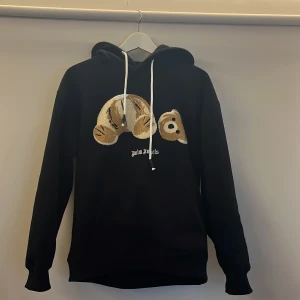 Palm Angels svart hoodie - Säljer en svart Palm angel hoodie i storlek M, den passar dig som är från 170-184 ungefär skulle jag säga. Väldigt bekväm och mjuk hoodie och den är aldrig använd endast testad en gång, säljes nu för den aldrig används och bara legat i garderoben ett tag, om ni har frågor är de bara att skriva privat!😀